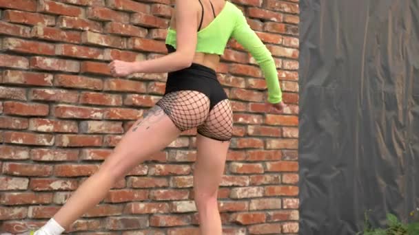 Chica Bailando Twerk Cerca Una Pared Negra Calle Mujer Bailando — Vídeo de stock