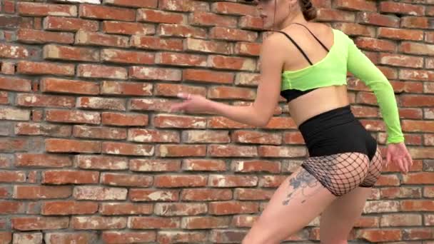 Menina Dançando Twerk Perto Uma Parede Preta Rua Mulher Dançando — Vídeo de Stock
