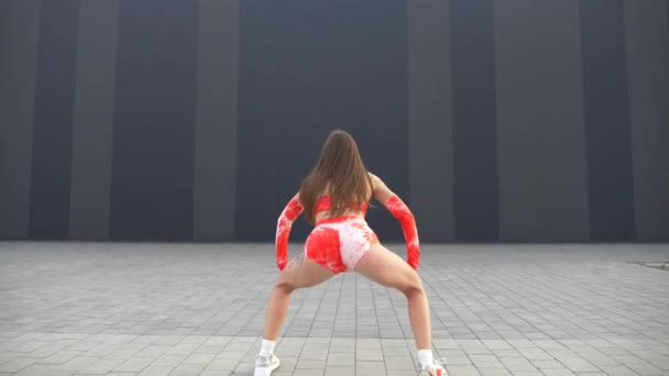Kırmızı Turuncu Bikinili Kadın Twerking Bikinili Kadın Enerjik Bir Şekilde — Stok video