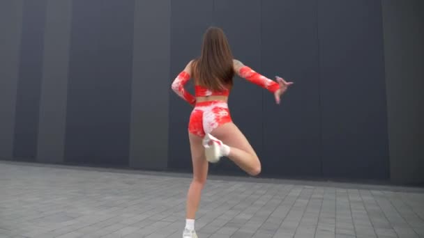 Жінка Червоному Помаранчевому Бікіні Жінка Бікіні Танцює Енергійно Жінка Демонструє — стокове відео