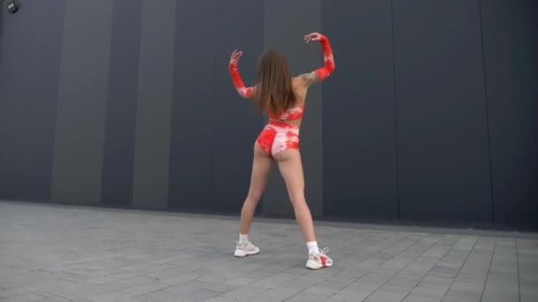 Mujer Bikini Rojo Naranja Twerking Mujer Vestida Bikini Bailando Enérgicamente — Vídeo de stock