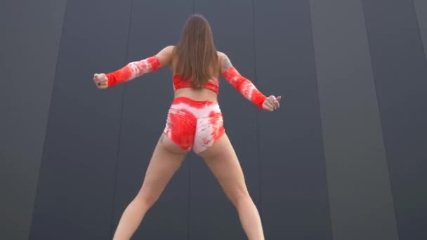 Mulher Biquíni Vermelho Laranja Mulher Biquíni Dançar Energeticamente Mulher Mostrando — Vídeo de Stock