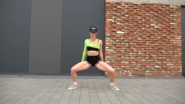 Chica Bailando Twerk Cerca Una Pared Negra Calle Mujer Bailando — Vídeo de stock