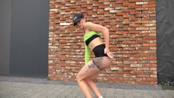 Mädchen Tanzen Twerk Der Nähe Einer Schwarzen Wand Auf Der — Stockvideo