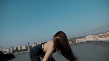 Mayolu bir kız çatıda twerk yapıyor. Ganimet dansı, popo sallama, Twerk, Yüksek Topuklar, Hip Hop. Erotik dans eden kadın. Genç kız enerjik bir şekilde seksi bir dans ediyor. Genç bir kız çıplak kalçalarıyla seksi dans eder.. 