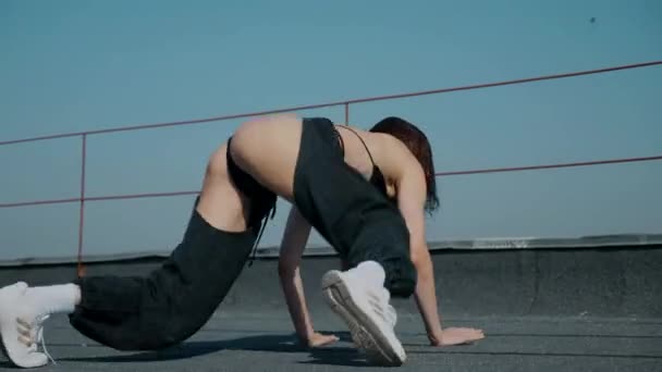 Ein Mädchen Badeanzug Tanzt Auf Dem Dach Booty Dance Booty — Stockvideo