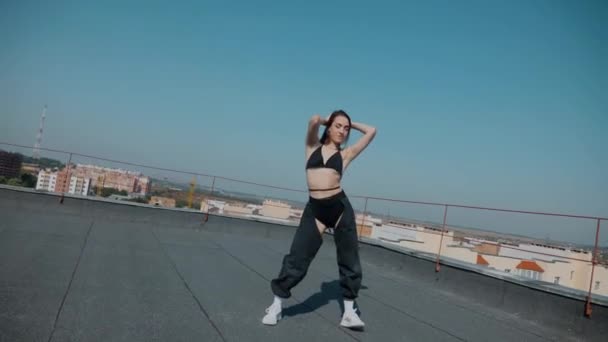 Ένα Κορίτσι Μαγιό Χορεύει Κουνώντας Την Οροφή Χορός Κούνημα Twerk — Αρχείο Βίντεο