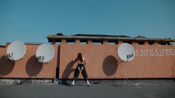 Een Meisje Een Badpak Danst Twerkend Het Dak Booty Dance — Stockvideo