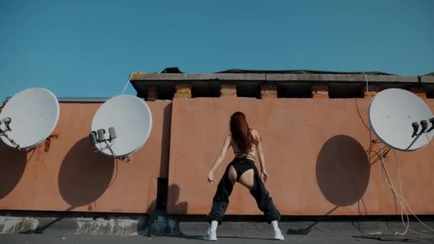 Ein Mädchen Badeanzug Tanzt Auf Dem Dach Booty Dance Booty — Stockvideo