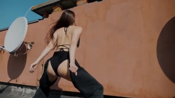 Una Chica Traje Baño Baila Dando Vueltas Techo Baile Del — Vídeo de stock