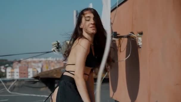 Uma Rapariga Fato Banho Dança Tremer Telhado Booty Dance Booty — Vídeo de Stock