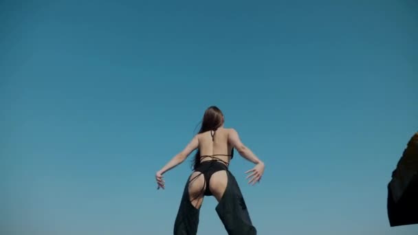 Een Meisje Een Badpak Danst Twerkend Het Dak Booty Dance — Stockvideo