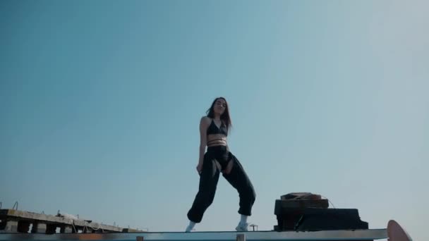 Mayolu Bir Kız Çatıda Twerk Yapıyor Ganimet Dansı Popo Sallama — Stok video