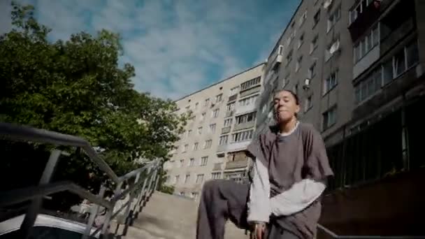 Flickan Dansar Hiphop Stadens Gata Dansare Dansar Nära Ett Stadshus — Stockvideo