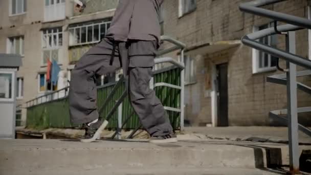 Дівчина Танцює Хіп Хоп Міській Вулиці Танцівниця Танцює Біля Міського — стокове відео