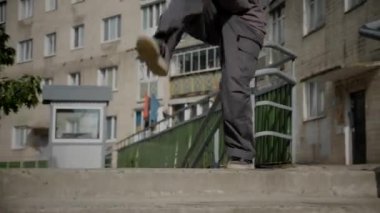Kız şehir caddesinde serin kanlı hip-hop dansı yapıyor. Bir dansçı bir şehir evinin yakınında dans eder. Gri gömlekli kadın merdivenlerde numaralar yapıyor. Merdivenlerde gösteriş yapan kız. Merdivenlerde gri tişörtlü bir sokak sanatçısı. Gri gömlekli bir kadının merdiven numaraları..