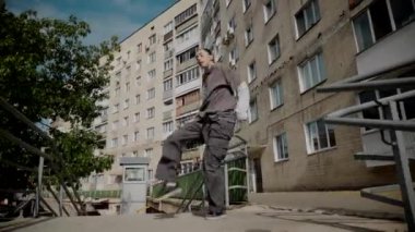 Kız şehir caddesinde serin kanlı hip-hop dansı yapıyor. Bir dansçı bir şehir evinin yakınında dans eder. Gri gömlekli kadın merdivenlerde numaralar yapıyor. Merdivenlerde gösteriş yapan kız. Merdivenlerde gri tişörtlü bir sokak sanatçısı. Gri gömlekli bir kadının merdiven numaraları..