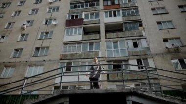 Kız şehir caddesinde serin kanlı hip-hop dansı yapıyor. Bir dansçı bir şehir evinin yakınında dans eder. Gri gömlekli kadın merdivenlerde numaralar yapıyor. Merdivenlerde gösteriş yapan kız. Merdivenlerde gri tişörtlü bir sokak sanatçısı. Gri gömlekli bir kadının merdiven numaraları..