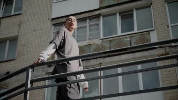 Das Mädchen Tanzt Lässig Hip Hop Auf Der Straße Der — Stockvideo