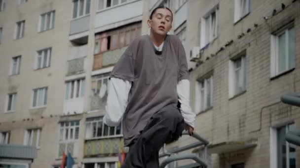 Het Coole Meisje Danst Hiphop Straat Een Danser Danst Buurt — Stockvideo