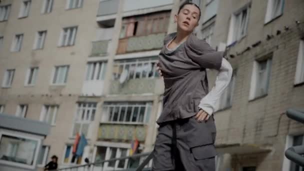 Chica Baila Muy Bien Hip Hop Calle Ciudad Una Bailarina — Vídeos de Stock