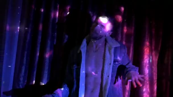 Adam Dans Ediyor Karanlık Bir Stüdyoda Çıplak Adam Güzel Dans — Stok video