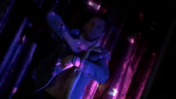 Adam Dans Ediyor Karanlık Bir Stüdyoda Çıplak Adam Güzel Dans — Stok video