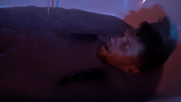 Adam Banyoda Boğuluyor Bir Adam Suda Boğuluyor Adam Banyoda Çekicinin — Stok video