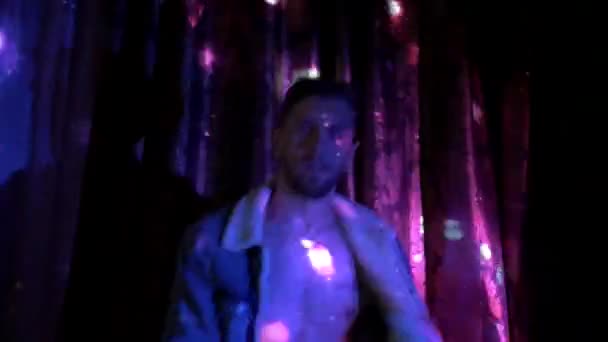 Tipo Está Dançar Homem Dançando Lindamente Estúdio Escuro Homem Camisa — Vídeo de Stock