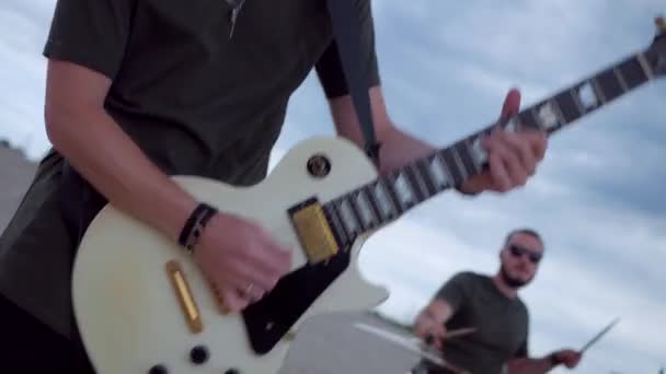 Tipo Fixe Tocar Guitarra Eléctrica Deserto Uma Banda Música Toca — Vídeo de Stock