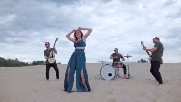 사막에서 섹시한 소녀는 밴드에서 베이시스트 기타리스트 드러머 전문가 콘서트 — 비디오