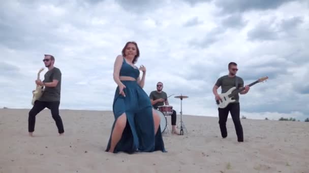 Una Band Musicale Suona Nel Deserto Ragazza Sexy Canta Fresco — Video Stock