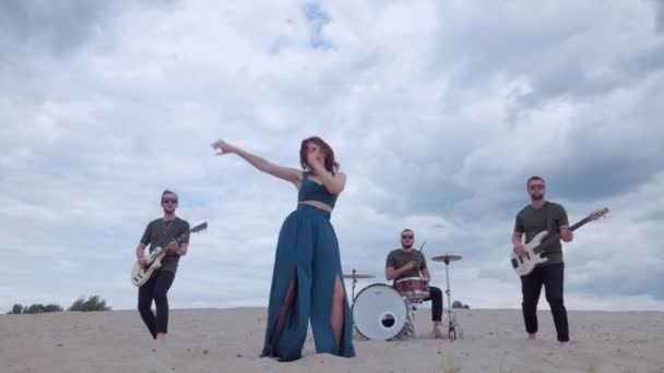 Uma Banda Música Toca Deserto Menina Sexy Canta Legal Uma — Vídeo de Stock