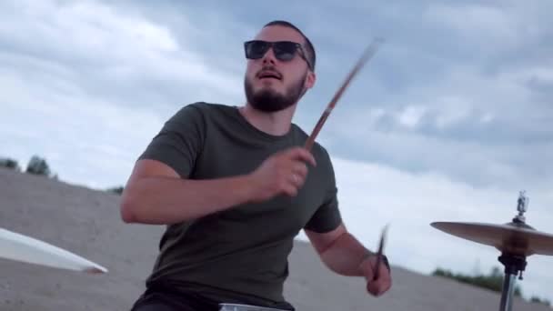 Guy Plays Drums Coolly Music Band Plays Desert Sand — Stock Video