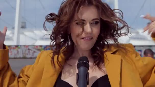 Chica Sexy Canta Fresco Una Banda Banda Música Tocó Contra — Vídeo de stock