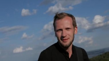 Güneşli bir günde bir grup dışarıda canlı çalar. Kadın bir grupta güzel şarkı söylüyor. Grup doğada çalıyor. Basçı, gitarist, davulcu, profesyonel, konser. Güzel manzara.