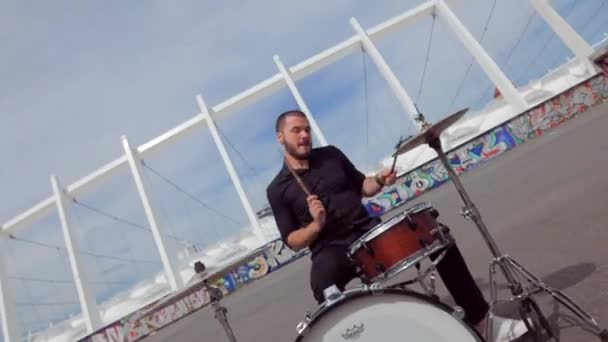 Der Typ Spielt Cool Schlagzeug Eine Musikkapelle Spielt Auf Dem — Stockvideo