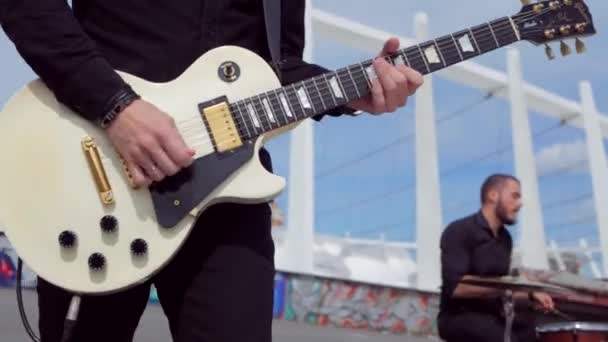 Kühl Spielt Der Typ Auf Der Gitarre Hintergrund Des Stadions — Stockvideo