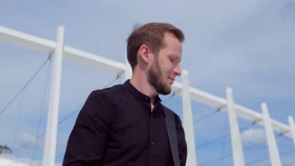 Orang Itu Dengan Tenang Memainkan Gitar Listrik Latar Belakang Stadion — Stok Video