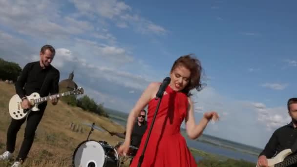 Zespół Gra Żywo Zewnątrz Słoneczny Dzień Kobieta Śpiewa Cool Zespole — Wideo stockowe