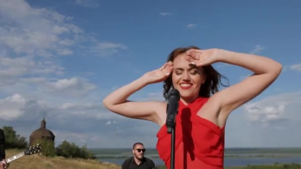 Zespół Gra Żywo Zewnątrz Słoneczny Dzień Kobieta Śpiewa Cool Zespole — Wideo stockowe