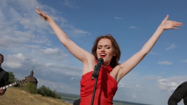 Uma Banda Toca Animada Fora Num Dia Ensolarado Mulher Canta — Vídeo de Stock