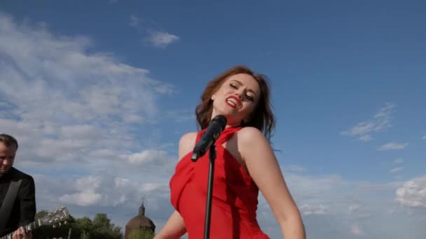 Una Banda Toca Animada Afuera Día Soleado Mujer Canta Bien — Vídeo de stock