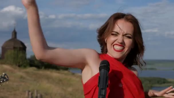 Uma Banda Toca Animada Fora Num Dia Ensolarado Mulher Canta — Vídeo de Stock