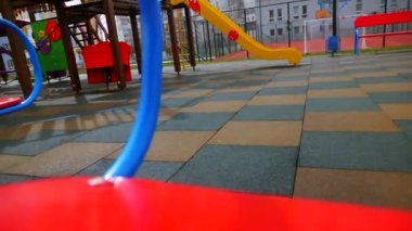 Çocuk parkında salıncak sallanıyor. Birinci kişi görünümü.