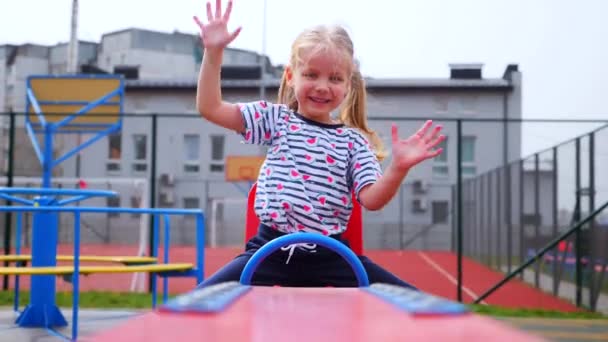Een Klein Meisje Zwaait Een Schommel Speeltuin Het Kind Lacht — Stockvideo
