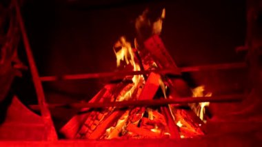 Eski bir şömine. Büyük bir şöminede bir ateş yanıyor. Şömine evde, Castle. Karanlık odada ateş parıltısı var. Kış gecesi sıcacık bir şömine. Şöminede dans eden alevler. Çatırdayan alevlerin çevresindeki ışık.