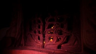 Eski bir şömine. Büyük bir şöminede bir ateş yanıyor. Şömine evde, Castle. Karanlık odada ateş parıltısı var. Kış gecesi sıcacık bir şömine. Şöminede dans eden alevler. Çatırdayan alevlerin çevresindeki ışık.