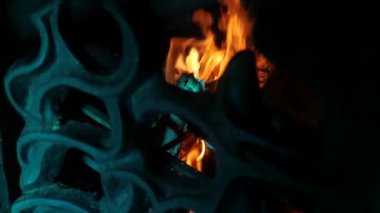 Eski bir şömine. Büyük bir şöminede bir ateş yanıyor. Şömine evde, Castle. Karanlık odada ateş parıltısı var. Kış gecesi sıcacık bir şömine. Şöminede dans eden alevler. Çatırdayan alevlerin çevresindeki ışık.