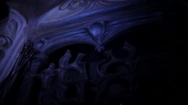 Eski bir şömine. Büyük bir şöminede bir ateş yanıyor. Şömine evde, Castle. Karanlık odada ateş parıltısı var. Kış gecesi sıcacık bir şömine. Şöminede dans eden alevler. Çatırdayan alevlerin çevresindeki ışık.
